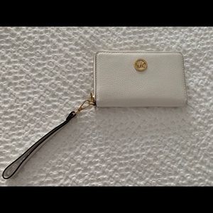 Gently Pre-owned White Mini Michael Kors Wallet!